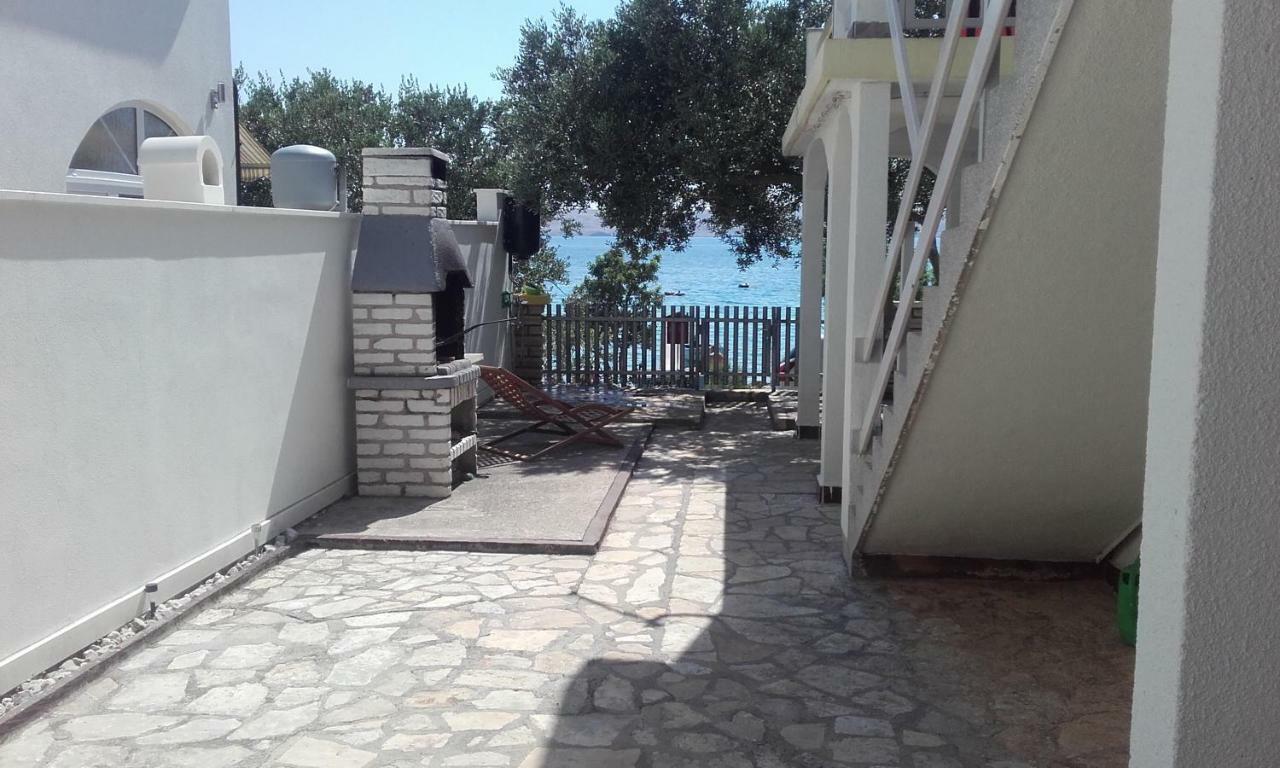 Apartment Milka By The Sea Карлобаг Экстерьер фото